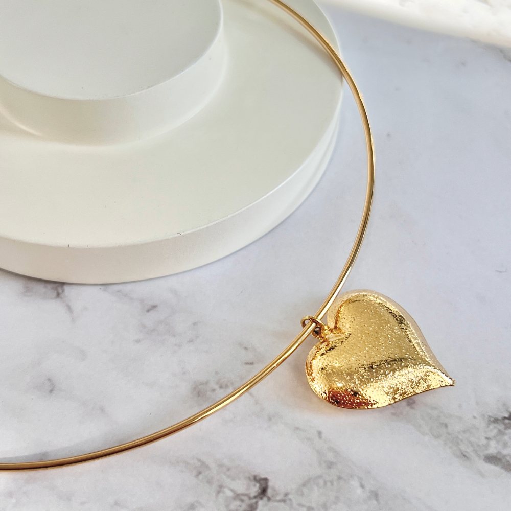 COLAR CHOKER RÍGIDA COM PINGENTE DE CORAÇÃO