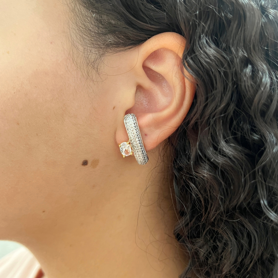 BRINCO EAR HOOK COM PONTO DE LUZ