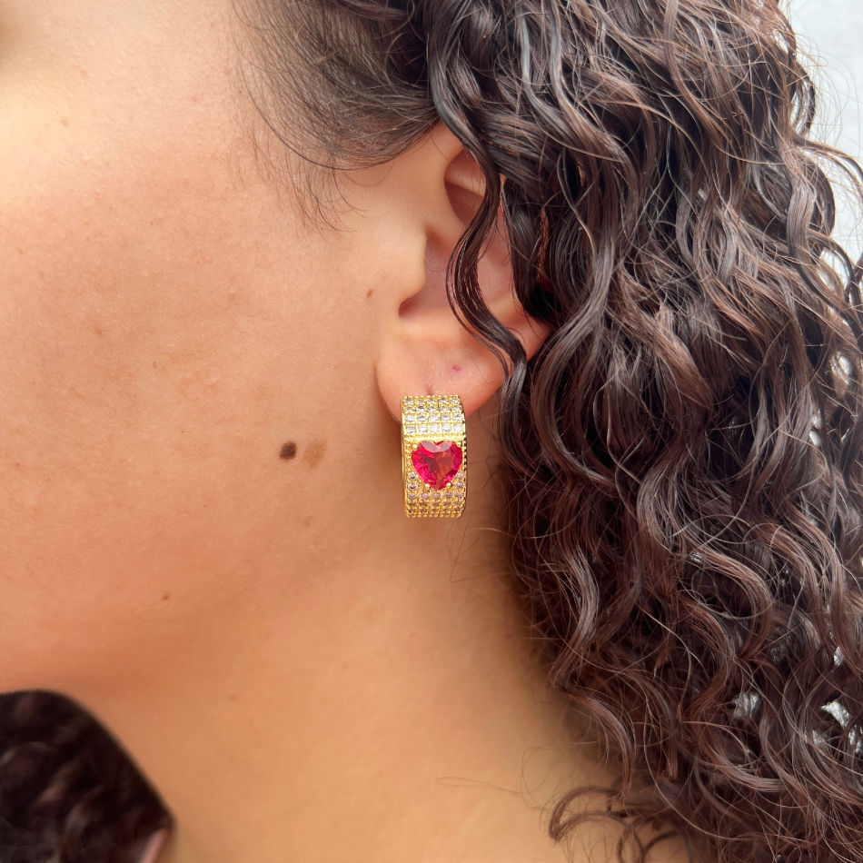 BRINCO ARGOLA CRAVEJADA COM CORAÇÃO DE PEDRA BRINCO ARGOLA CRAVEJADA COM CORAÇÃO DE PEDRA