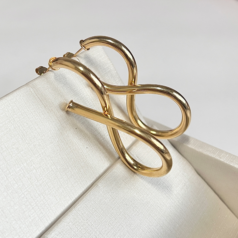 BRINCO ARGOLA TUBO EM FORMATO DE INFINITO