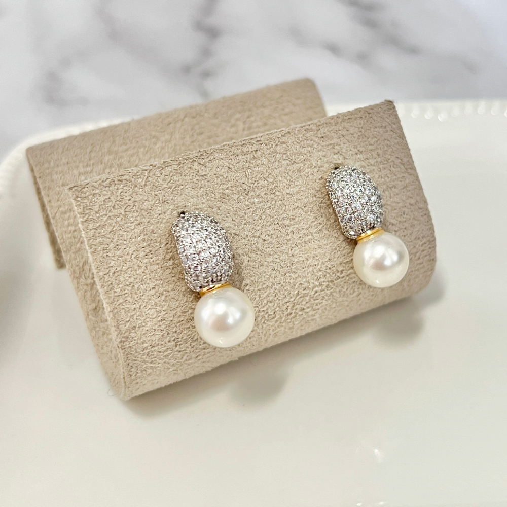 BRINCO PINO CRAVEJADO COM  PÉROLA PENDURADA