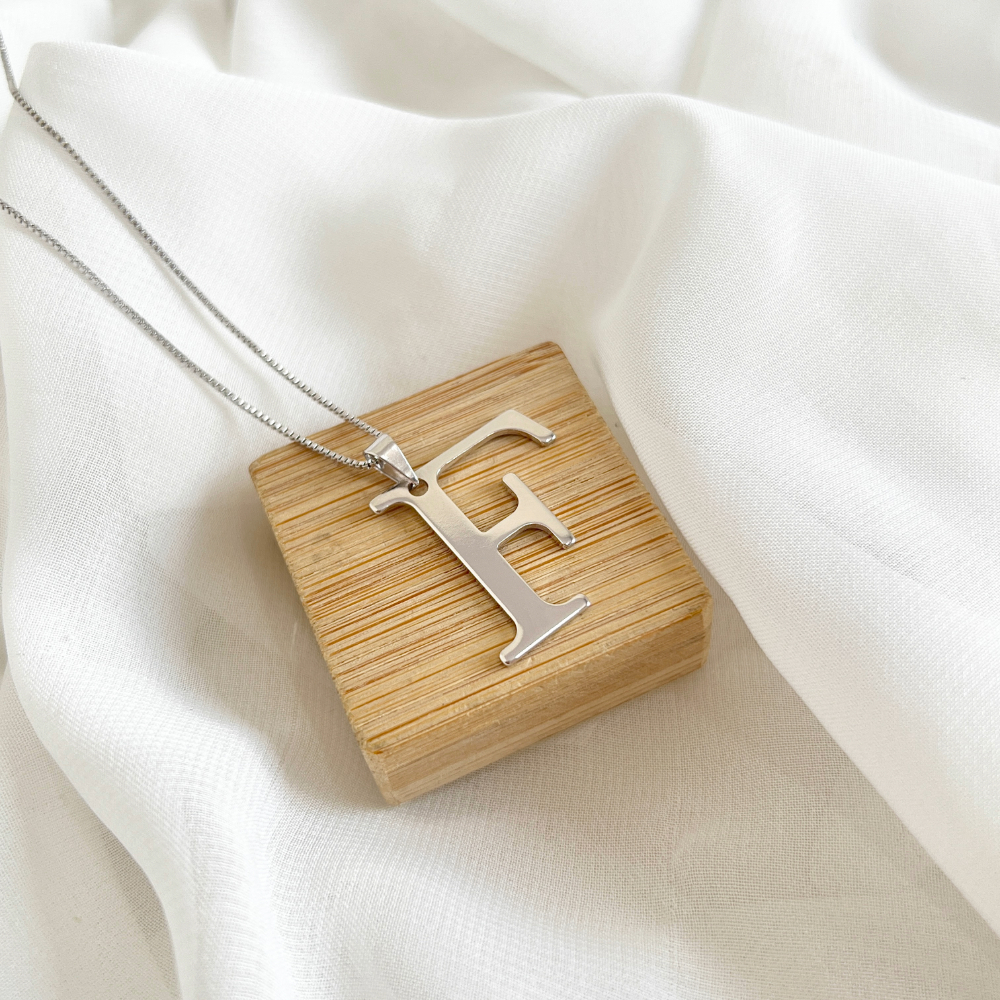 COLAR PINGENTE LETRA 3CM - F COLAR PINGENTE LETRA 3CM - F