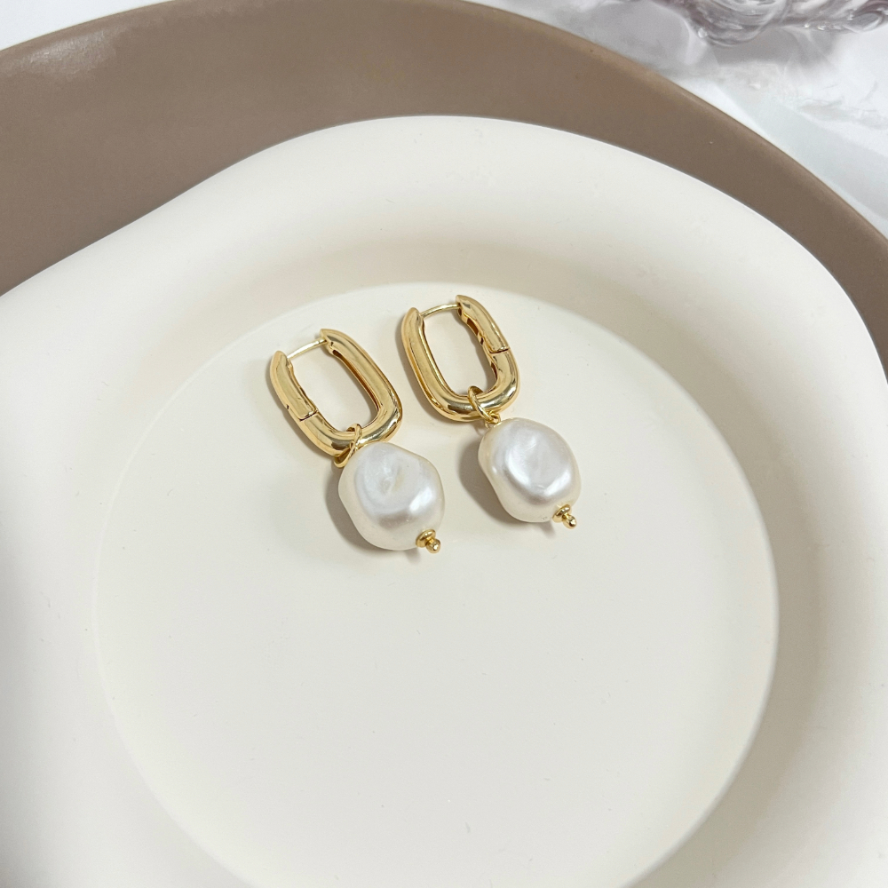 BRINCO ARGOLA COM PINGENTE DE PÉROLA BARROCA BRINCO ARGOLA COM PINGENTE DE PÉROLA BARROCA