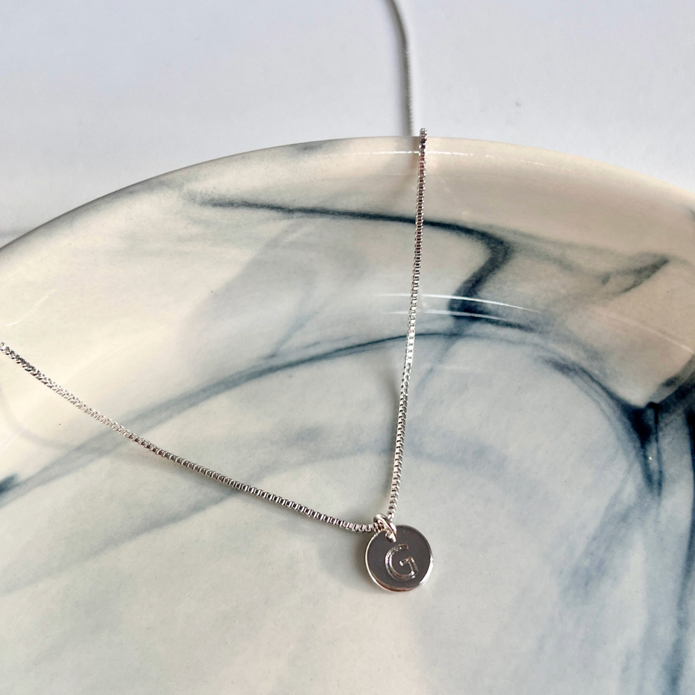 COLAR MINI MEDALHA DE LETRA - G COLAR MINI MEDALHA DE LETRA - G