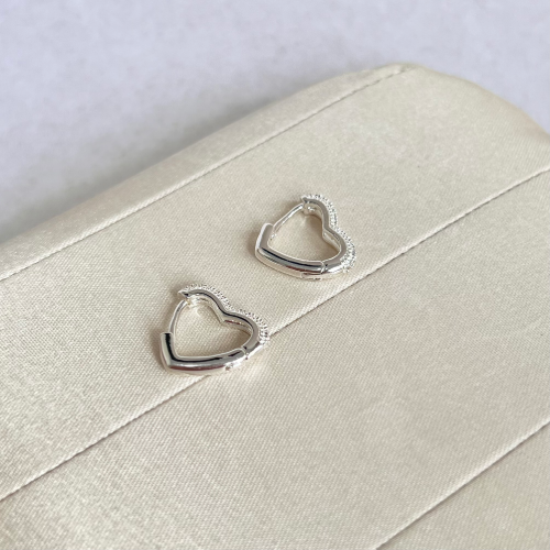 BRINCO ARGOLA ARTICULADA CORAÇÃO COM BORDA ARREDONDADAS E ZIRCONIAS