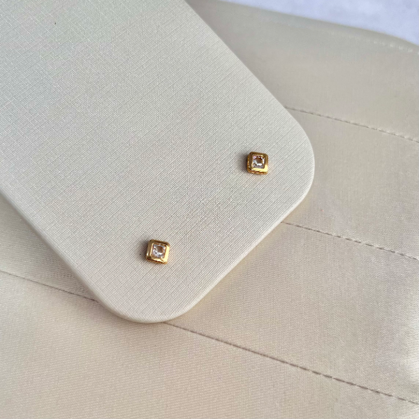 BRINCO MINI QUADRADO STRASS - CRISTAL