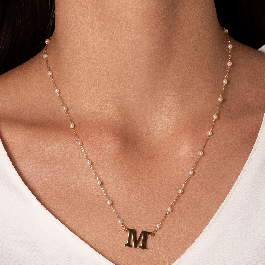 COLAR PÉROLAS LETRA M