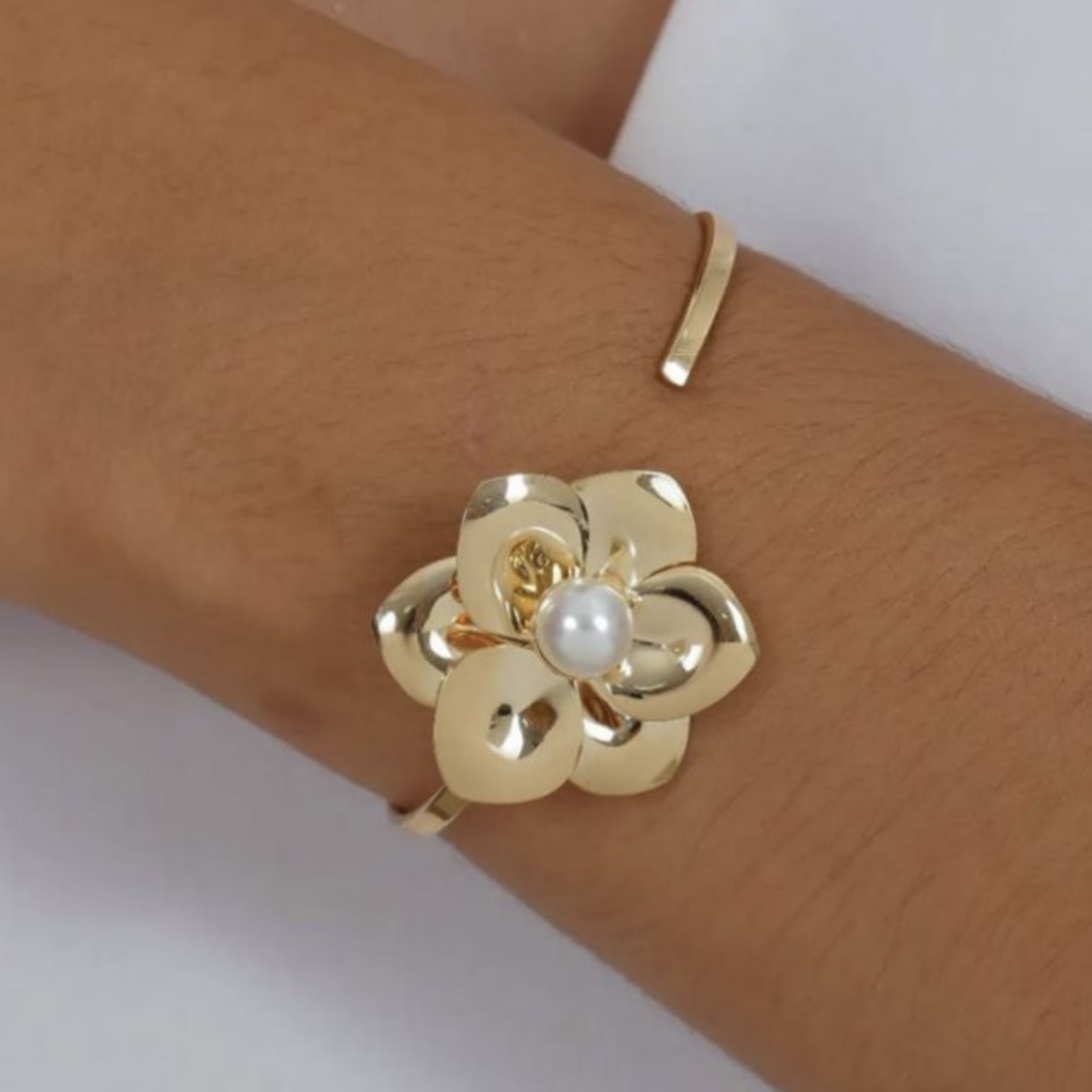 BRACELETE FLOR COM PÉROLA