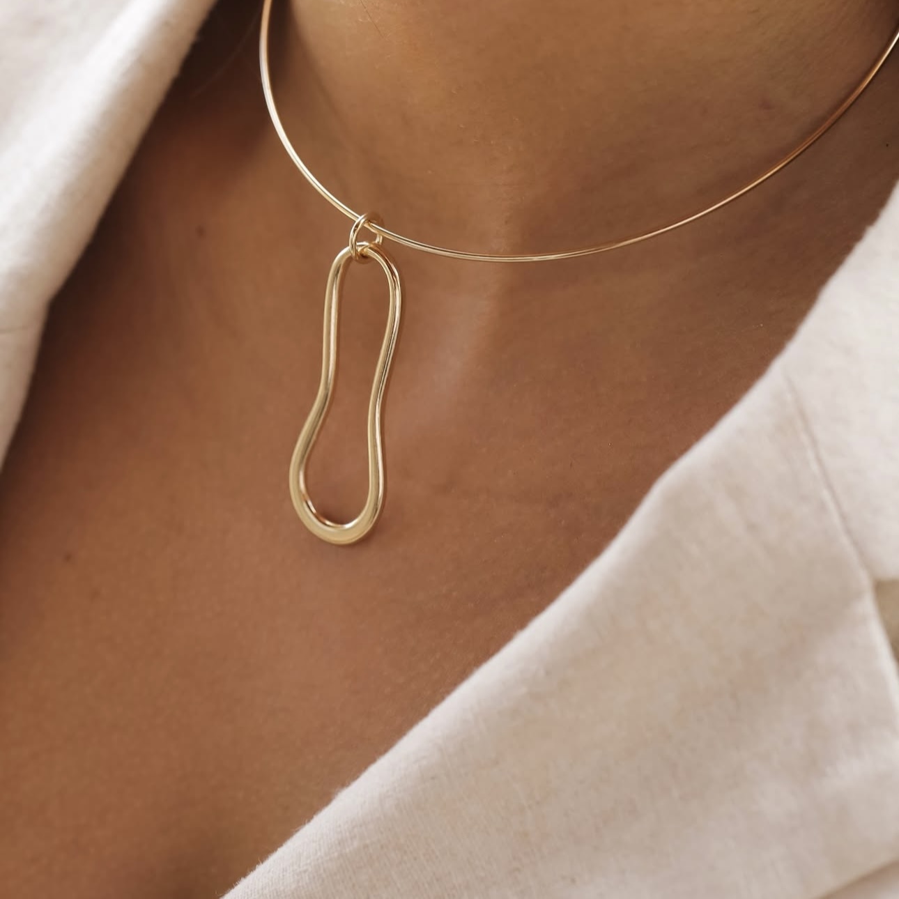 CHOKER ARO PINGENTE SIMÉTRICO COMPRIDO