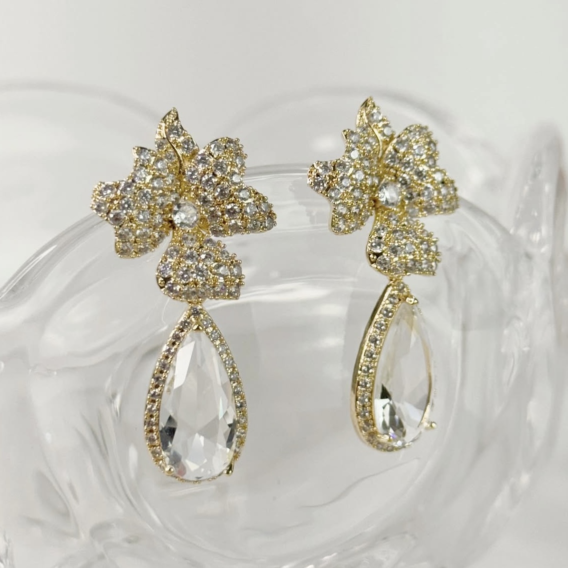 BRINCO GOTA FESTA BASE FLOR COM ZIRCÔNIAS