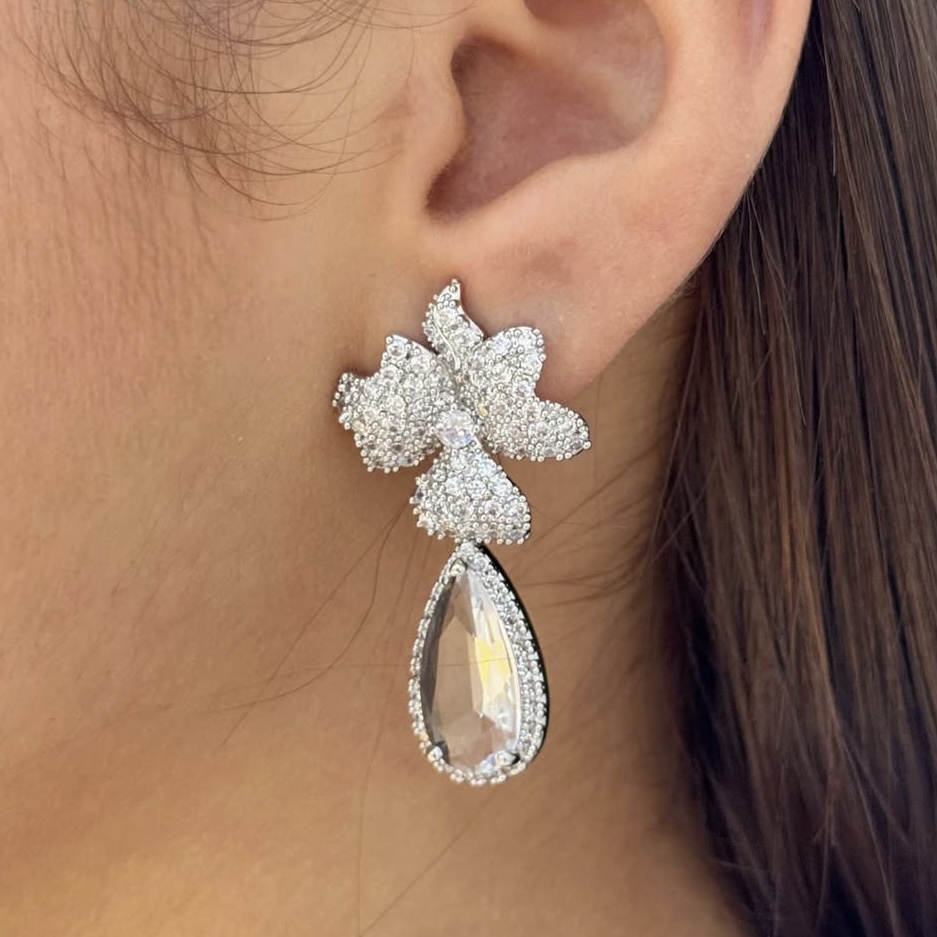 BRINCO GOTA FESTA BASE FLOR COM ZIRCÔNIAS