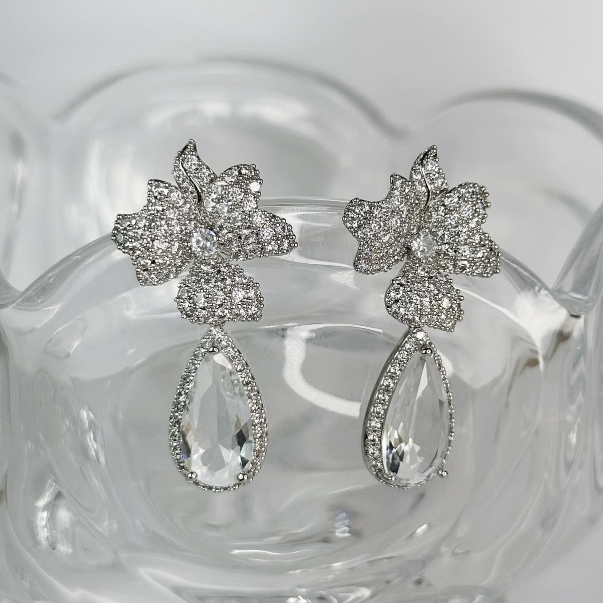 BRINCO GOTA FESTA BASE FLOR COM ZIRCÔNIAS