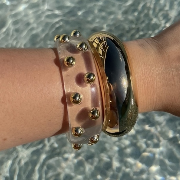 BRACELETE ACRÍLICO COM DETALHES DOURADOS