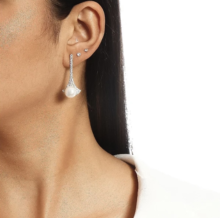 BRINCO PÊNDULO CRAVEJADO COM PÉROLA SHELL