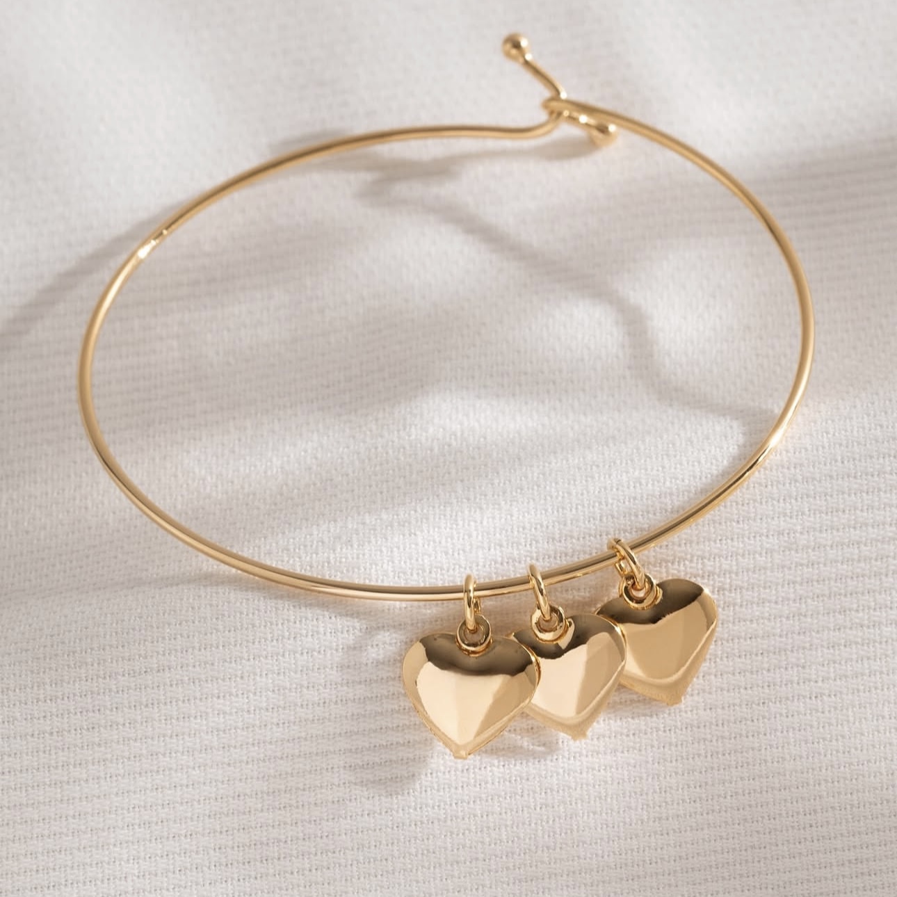 BRACELETE ARO COM PINGENTES CORAÇÕES