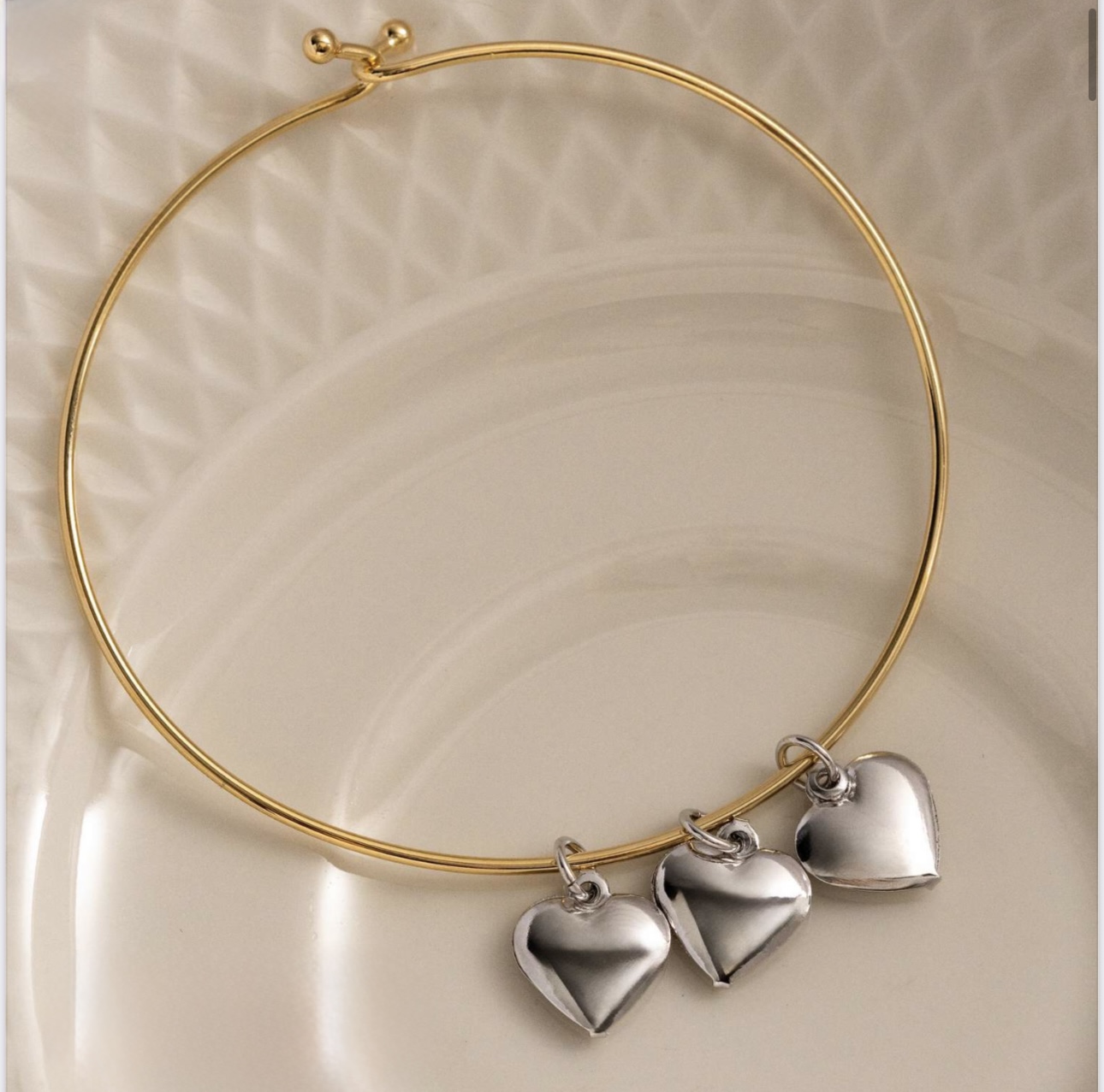 BRACELETE ARO COM PINGENTES CORAÇÕES