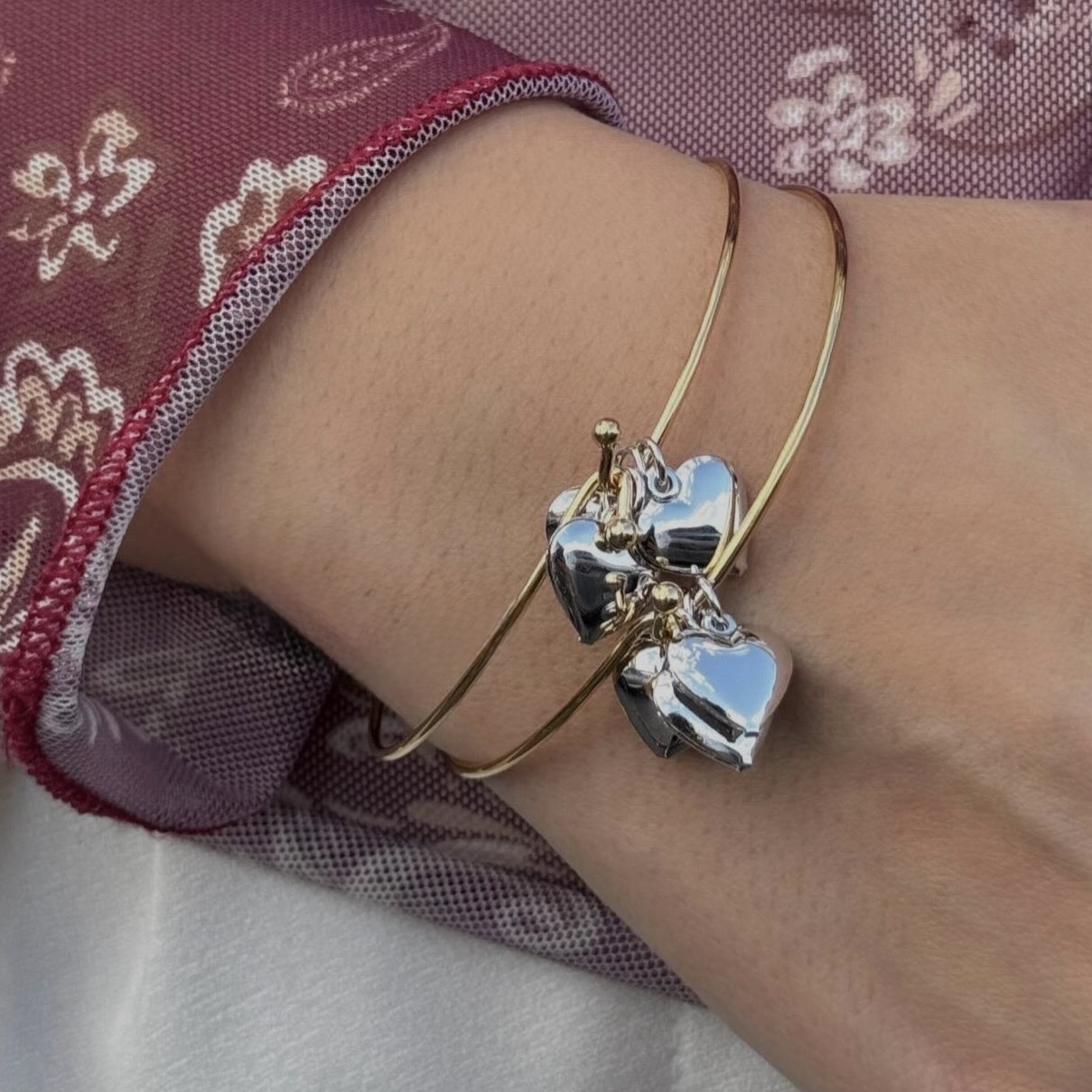 BRACELETE ARO COM PINGENTES CORAÇÕES