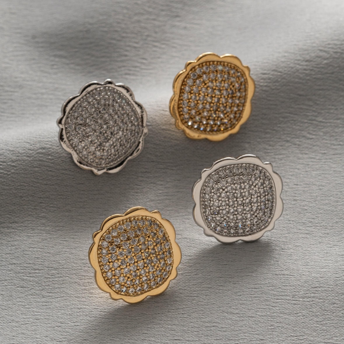 BRINCO QUADRADO ZIRCÔNIAS COM BORDAS ARREDONDADAS