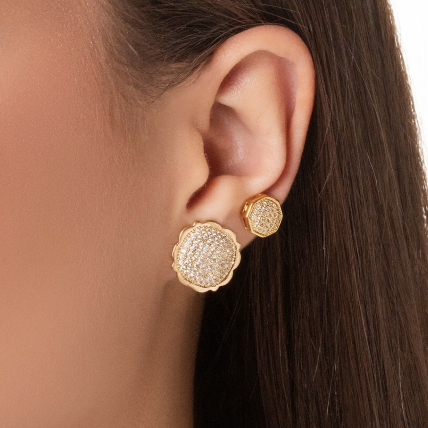 BRINCO QUADRADO ZIRCÔNIAS COM BORDAS ARREDONDADAS