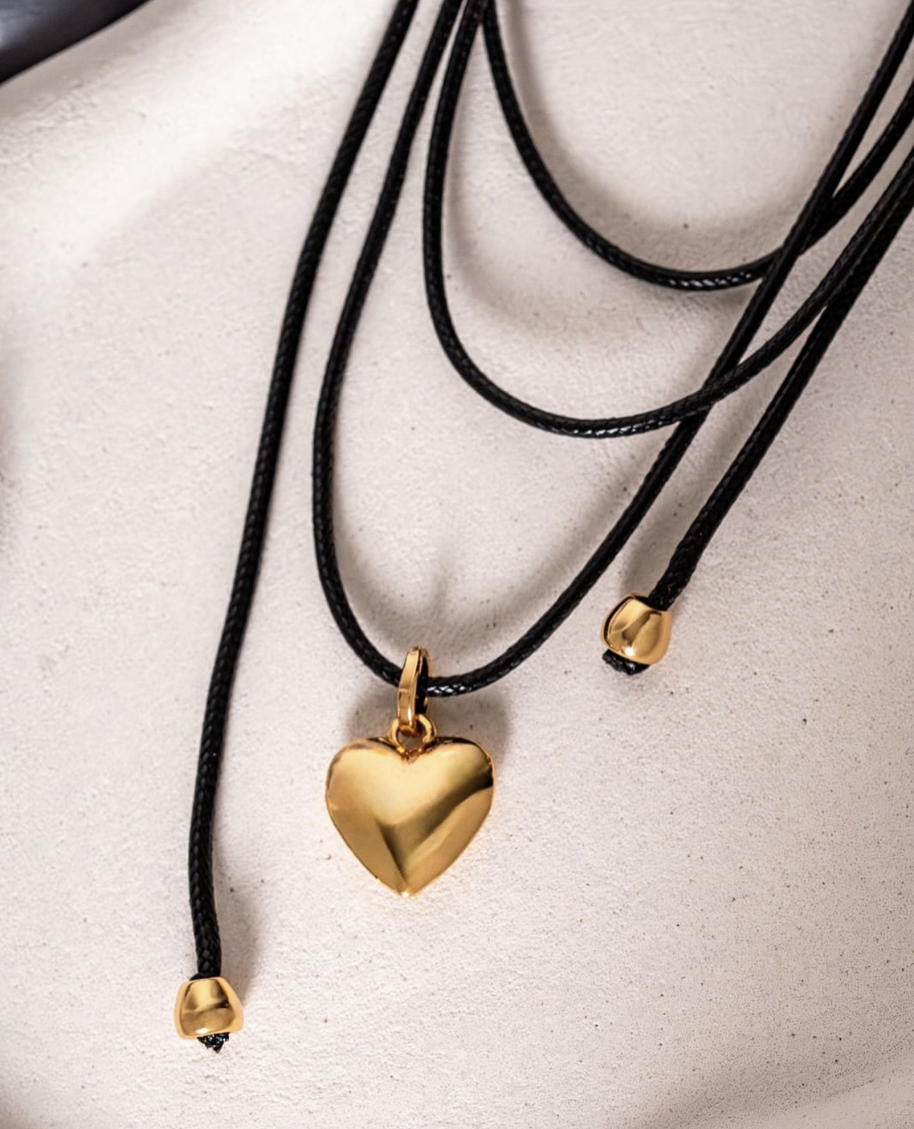 COLAR CORDÃO PRETO COM CORAÇÃO LISO