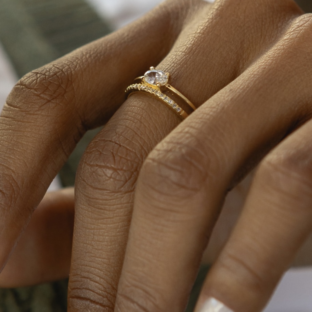 ANEL DUPLO ZIRCÔNIAS COM PEDRA OVAL