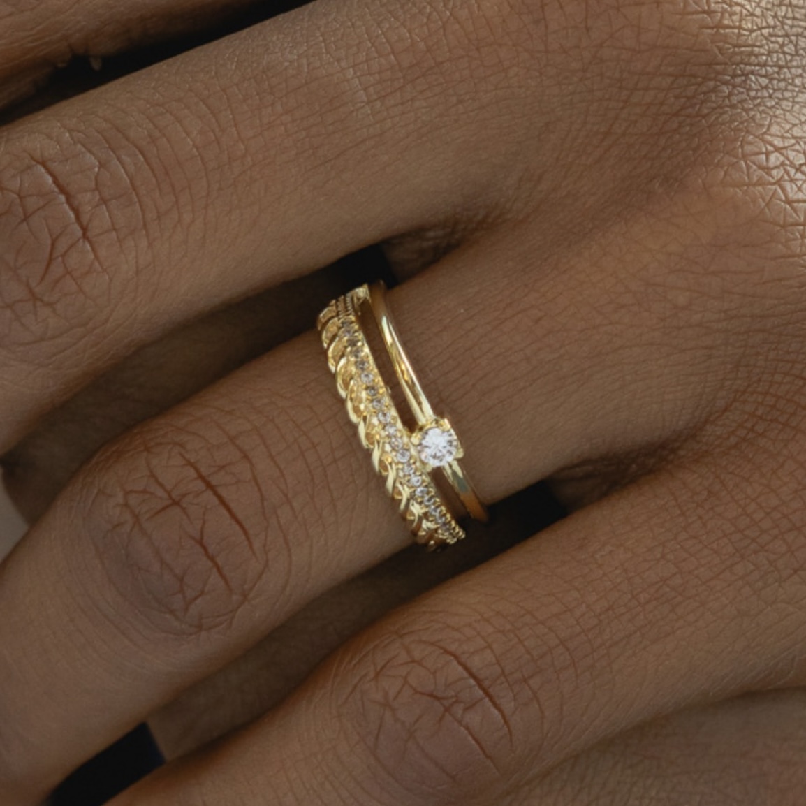 ANEL DUPLO COM DESIGN ENTRELAÇADO E DETALHES EM ZIRCÔNIAS