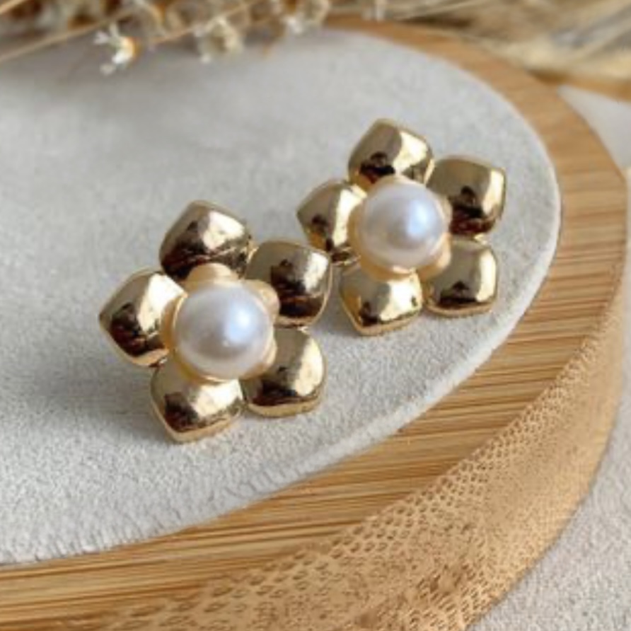 BRINCO FLOR LISA COM MIOLO PÉROLA