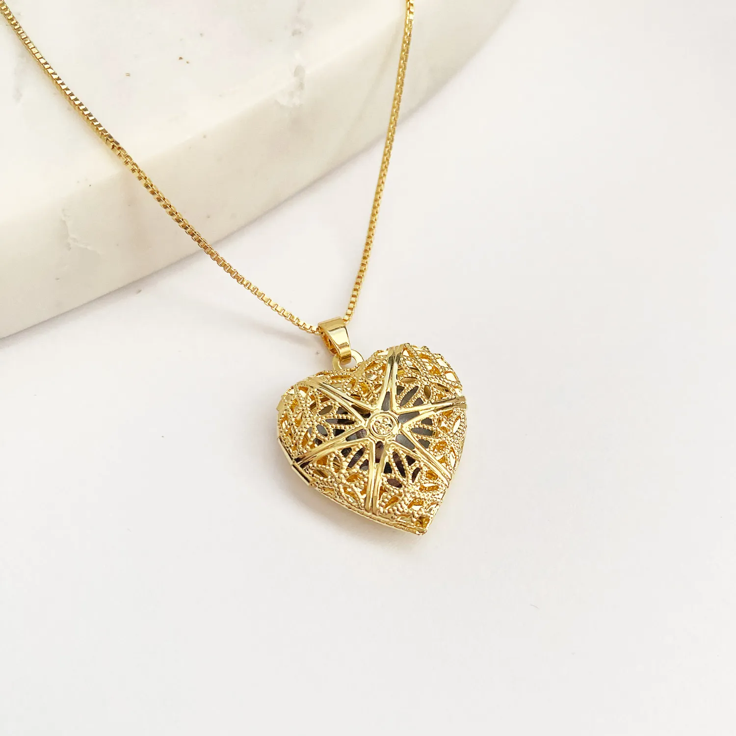 RELICÁRIO CORAÇÃO VAZADO