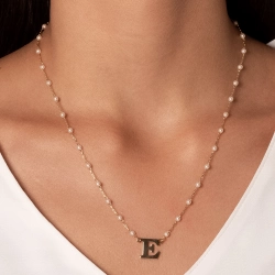 COLAR PÉROLAS LETRA E