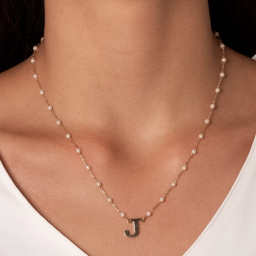 COLAR PÉROLAS LETRA J
