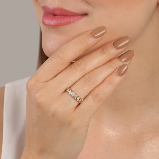 ANEL COM DETALHES EM FORMATO NAVETE EM ZIRCÔNIA