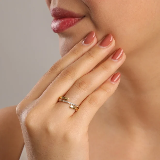 ANEL COM DESIGN ABERTO E DETALHES EM ZIRCÔNIA