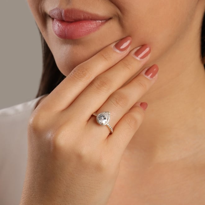 ANEL COM PEDRA CENTRAL EM FORMATO DE GOTA