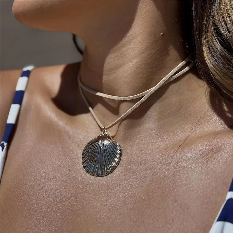 COLAR MAXI CONCHA EM COURO