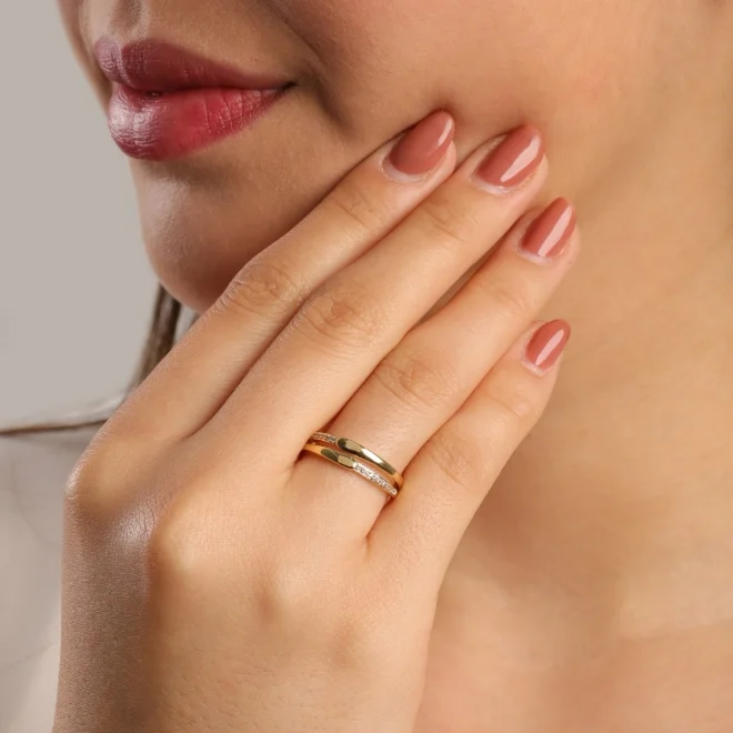 ANEL DUPLO COM DETALHES LISO E ZIRCÔNIAS