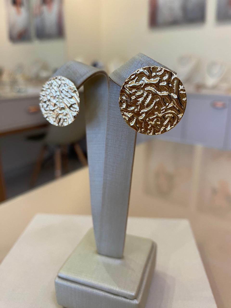 BRINCO BOTÃO MARTELADO RETO