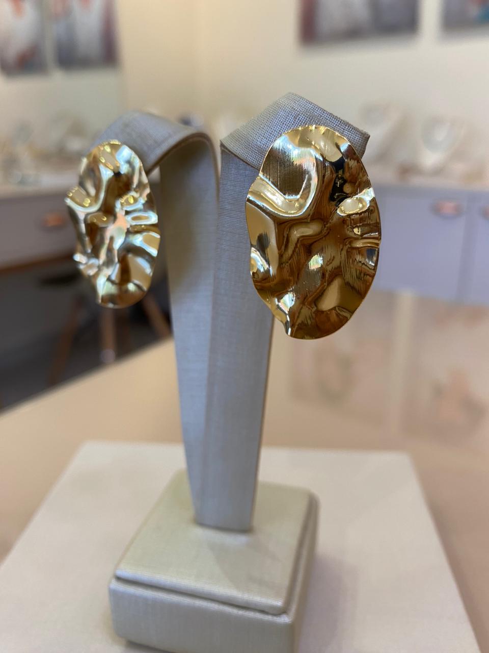 BRINCO BOTÃO OVAL ONDULADO