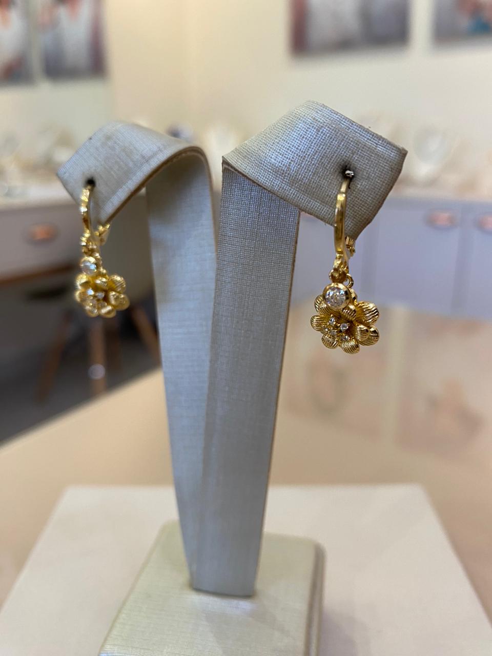 BRINCO ARGOLA FLOR E ZIRCÔNIA