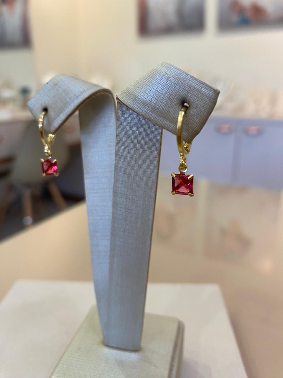 BRINCO ARGOLA ZIRCÔNIA QUADRADA PINK P