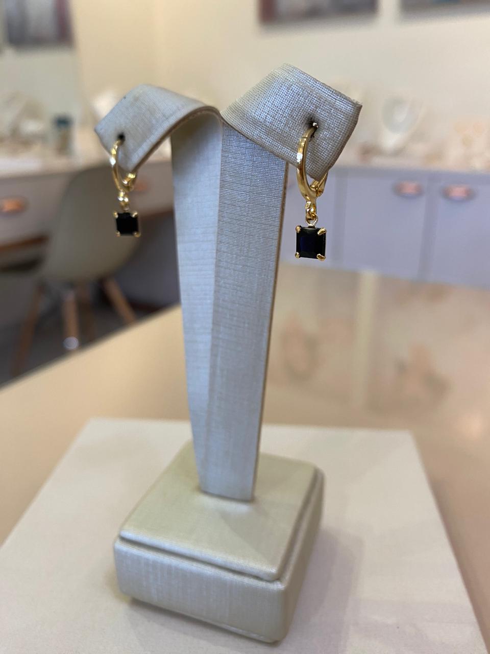 BRINCO ARGOLA ZIRCÔNIA QUADRADA PRETA P