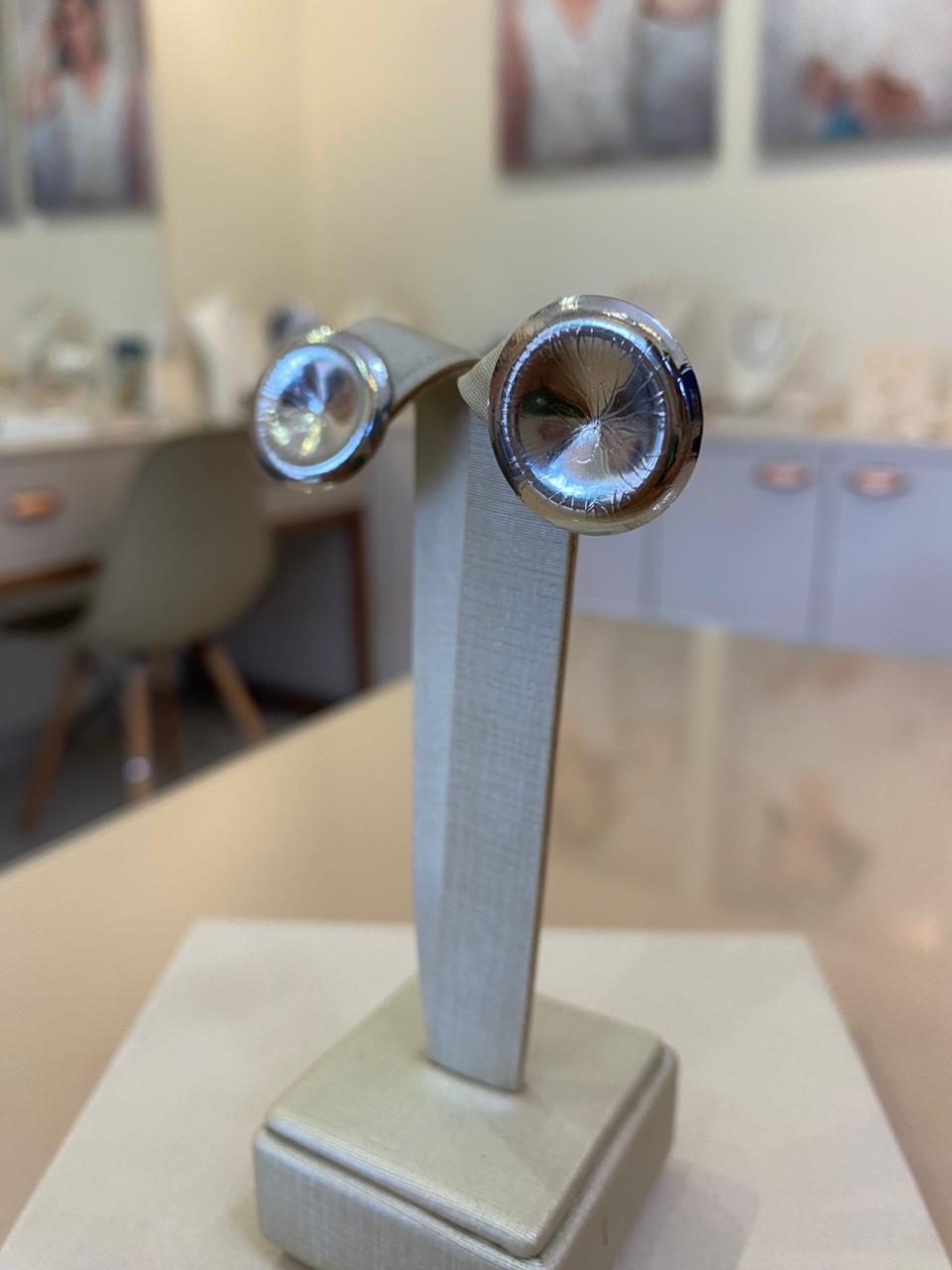 BRINCO BOTÃO CRAQUELADO BANHO DIAMANTE