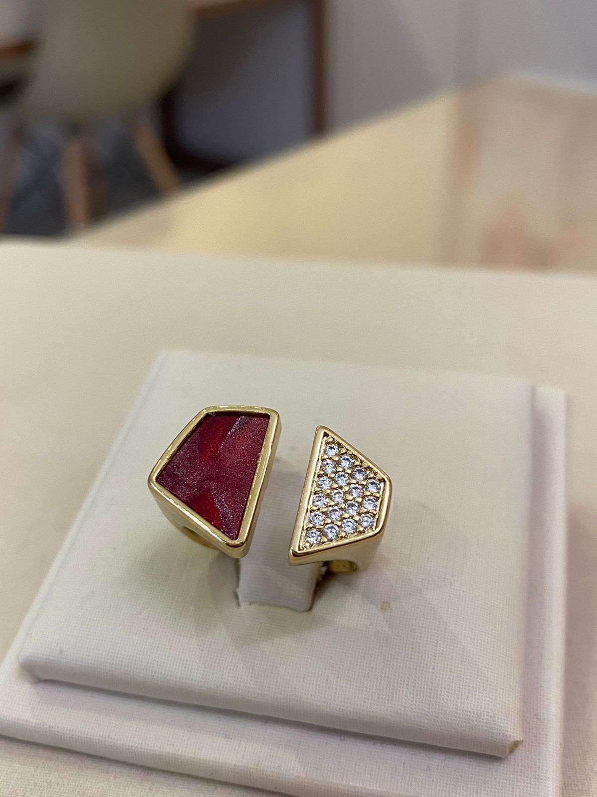 ANEL REGULÁVEL CRAVEJADO E VERMELHO