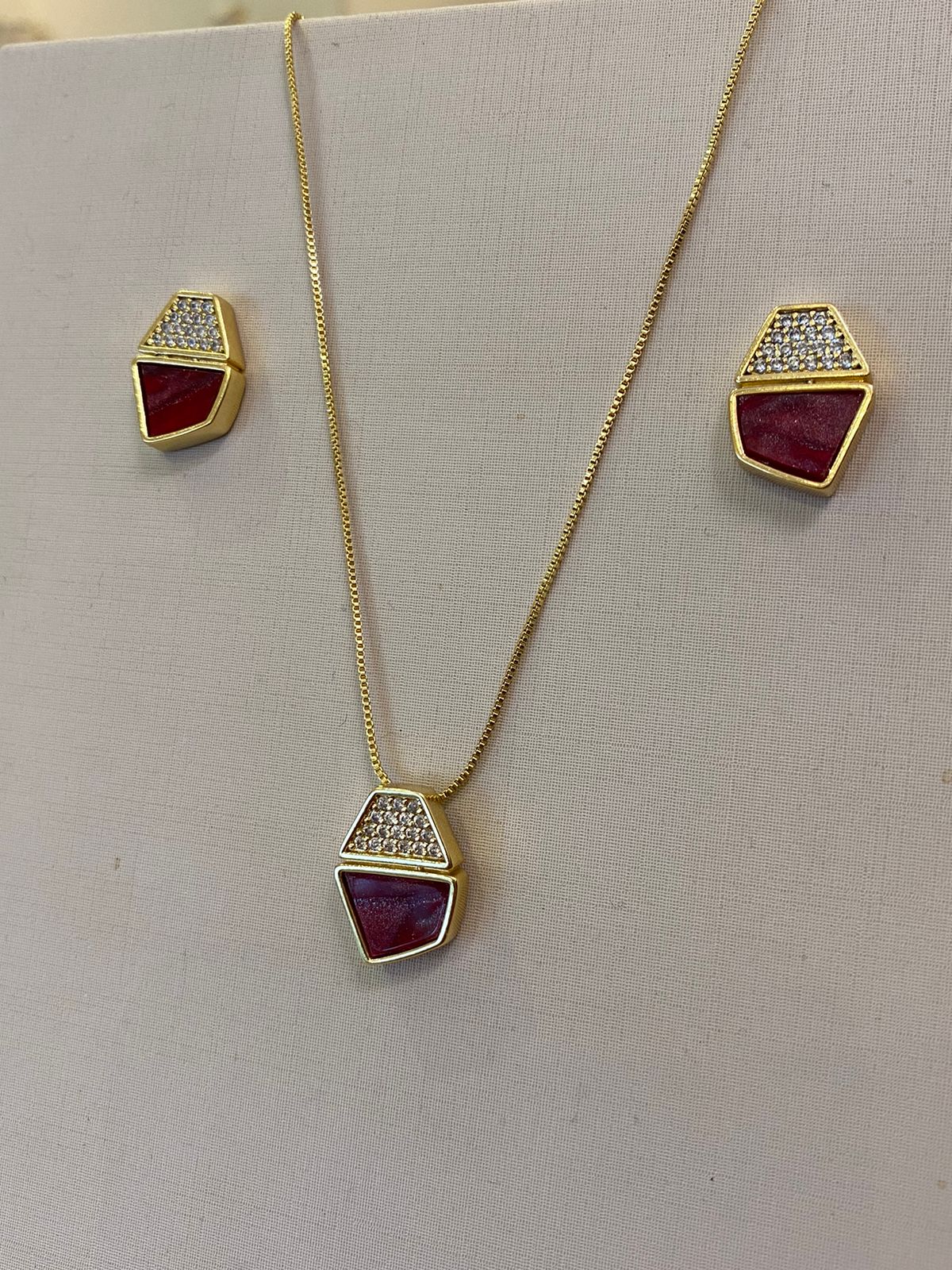 CONJUNTO CRAVEJADO E VERMELHO