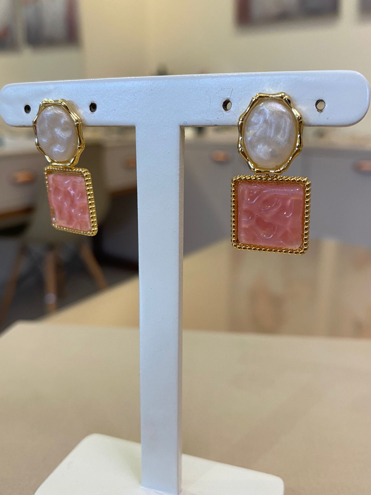 BRINCO ORGÂNICO BASE OVAL MADREPÉROLA E ROSA/SALMÃO