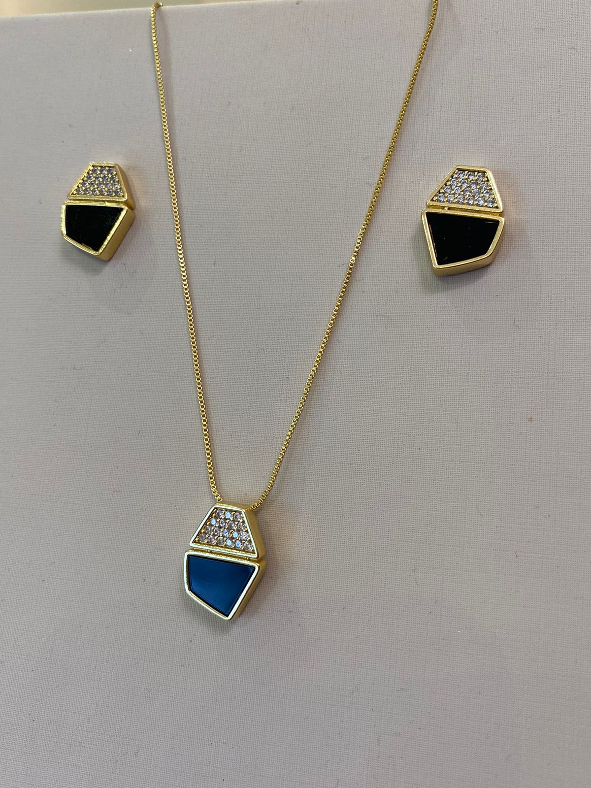 CONJUNTO CRAVEJADO E PRETO