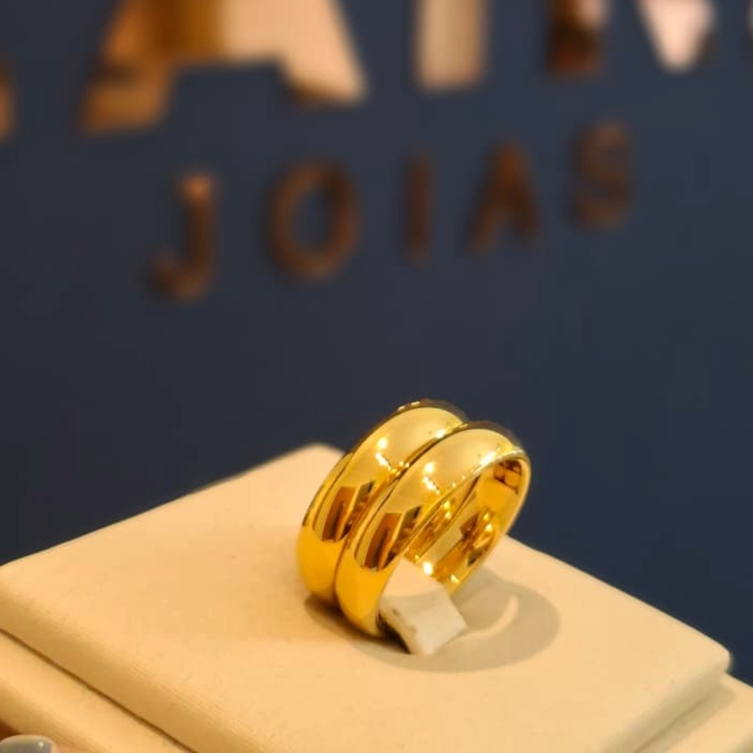 PAR DE ALIANÇAS TUNGSTÊNIO DOURADA LISA ABAULADA