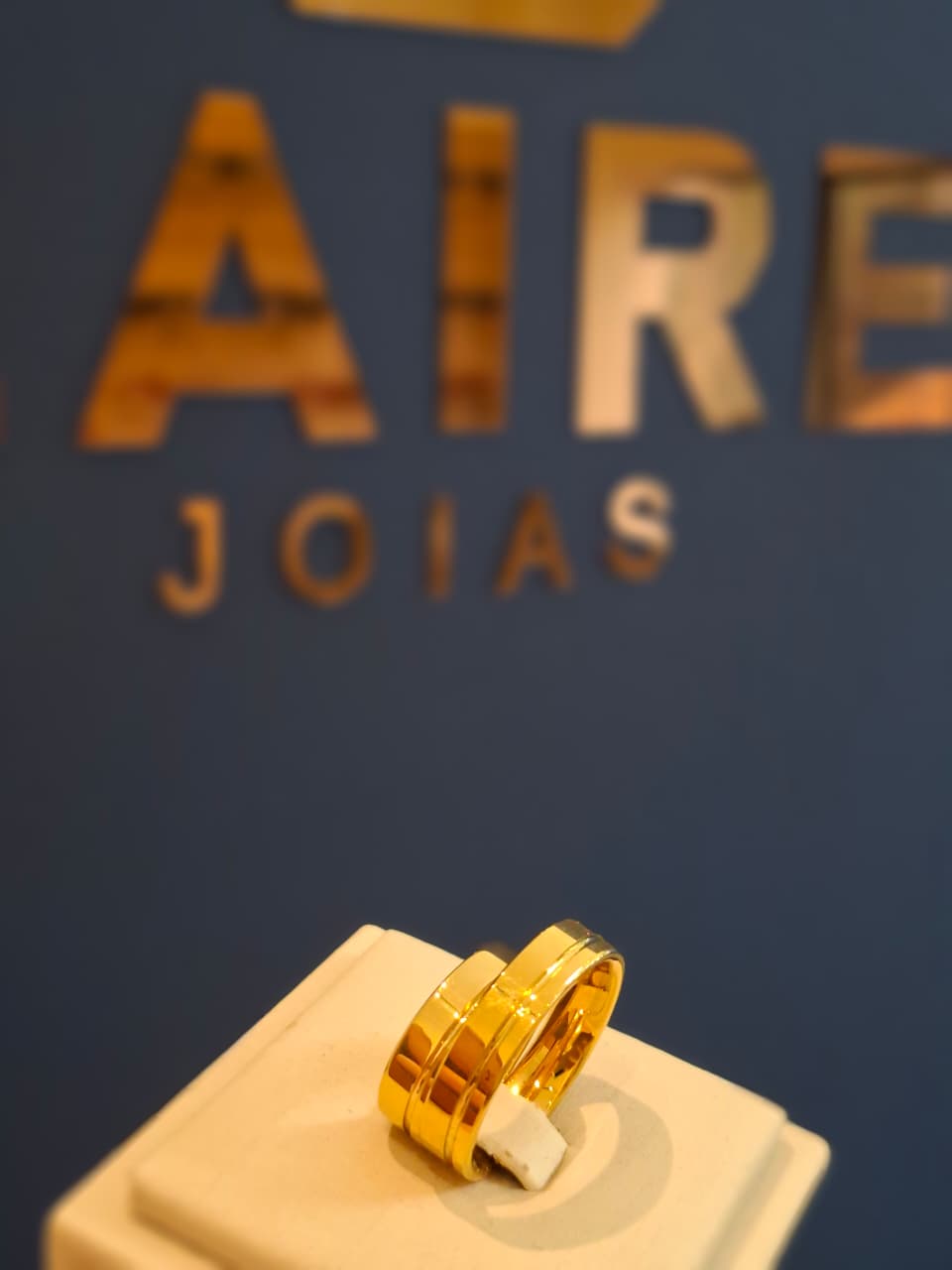 PAR DE ALIANÇAS TUNGSTÊNIO DOURADA FRISO SUPERIOR