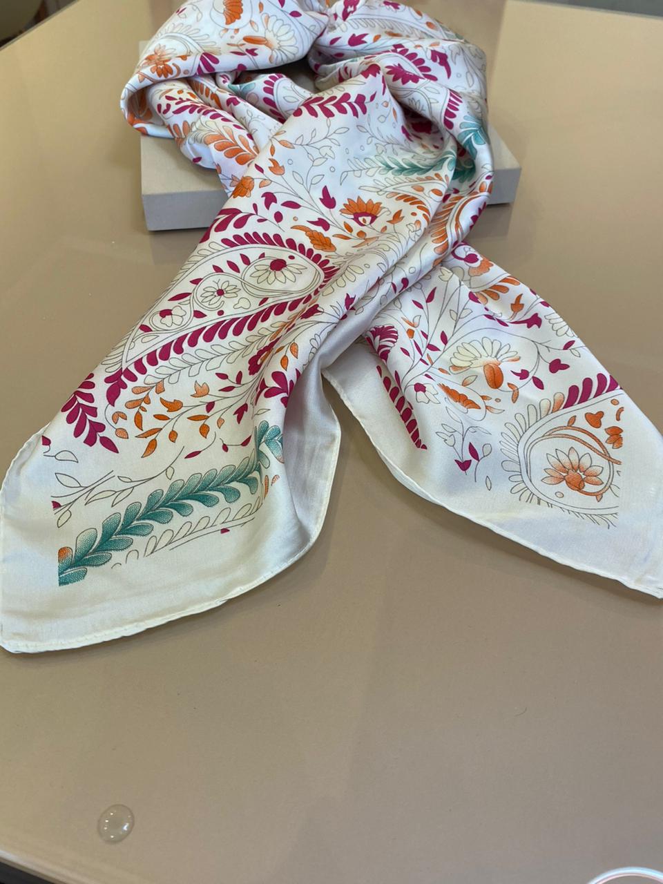 LENÇO BRANCO E PINK 70X70CM