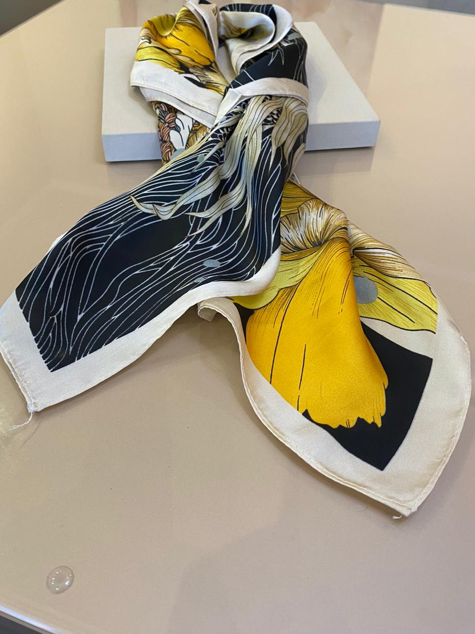 LENÇO PRETO E AMARELO 70X70CM