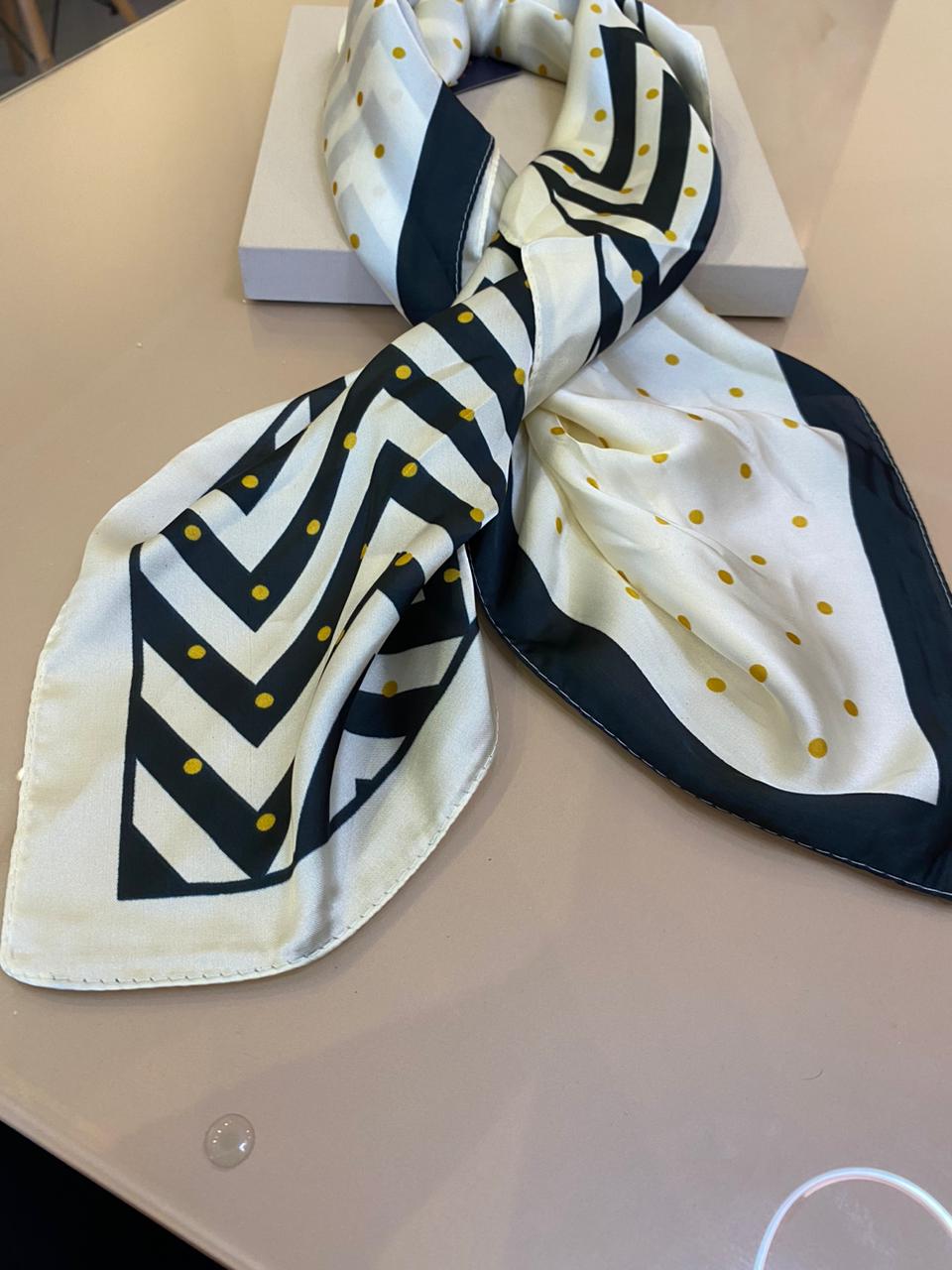 LENÇO PRETO E NUDE BOLINHAS 70X70CM